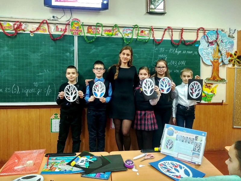 Студентка Р.Табака з учнями демонструють виготовлений виріб (Тернопільська школа-ліцей №9)